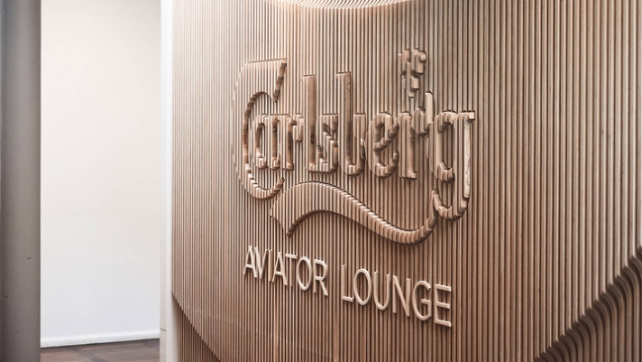 Kunstnerisk udfoldelse, leg med former og høje krav 
til materialer - velkommen indenfor i den unikke 
Carlsberg Aviator Lounge i Københavns Lufthavn..