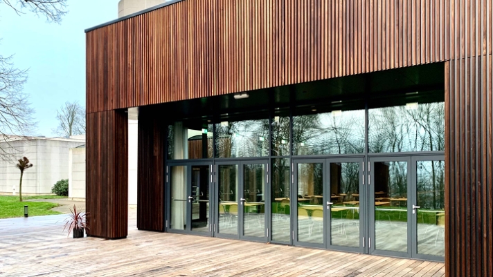 Kombinationen af genanvendt aluminium samt certificeret og brandgodkendt træ skaber ét af markedets mest bæredygtige facadesystemer:
Woodfac..